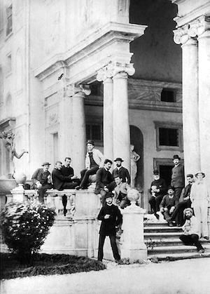 Stipendiaten vor der Villa Medici